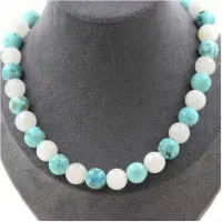 Bijoux Steine und Mineralien. Halskette mit Mondsteinperlen 10 mm + Howlith Türkis 10 mm. Halskette für Frauen, Männer. Personalisierte Größe.
