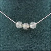 Bijoux Edelsteine und Mineralien. Halskette mit 3 Perlen Prehnit aus Afrika 8 mm Kette aus rostfreiem Stahl Halskette für Frauen, Männer. Maßanfertigung