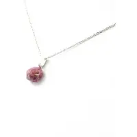 Bijoux Steine und Mineralien. Roh-Rubin-Halskette. 8,28 ct. Kiteto-Distrikt, Manyara-Region, Tansania.