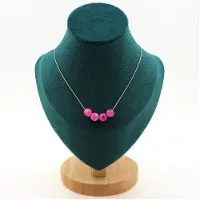 Bijoux Steine und Mineralien. Halskette mit 4 gefleckten Agate-Perlen in Fuchsia 8 mm. Kette aus Stahl für Frauen, Männer. Anpassbare Größe.