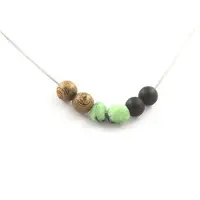 Bijoux Steine und Mineralien. Epidot-Halskette aus Myanmar (Burma) + matte schwarze Onyxperlen + Holz 8 Edelstahlkette.