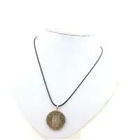 Bijoux Steine und Mineralien. Halskette mit Münze Luxemburg 2½ Gulden Juliana. Schwarzes Band.