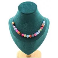 Bijoux Steine und Mineralien. Halskette mit 20 multicoloren 8 mm rissigen Achatperlen und einer Edelstahlkette.