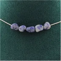 Bijoux Steine und Mineralien. Halskette mit 5 Perlen aus blauem Jaspis aus Südafrika. Kette aus Stahl Halskette für Frauen, Männer. Anpassbare Größe.