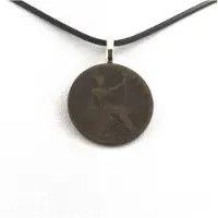 Bijoux Steine und Mineralien. Halskette Münze Vereinigtes Königreich 1 Farthing Victoria "alte Kopfbild". Schwarzes Band.