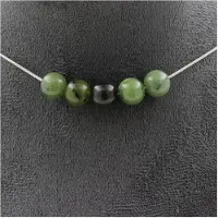 Bijoux Steine und Mineralien. Halskette mit 5 Jadeperlen 8 mm. Kette aus Edelstahl Halskette für Frauen, Männer. Größe anpassbar.