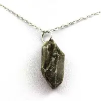 Bijoux Steine und Mineralien. Rohgips Anhänger. 20,10 ct. Marcieu, Isère, Frankreich.
