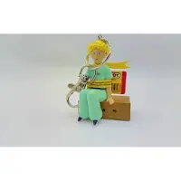 Plastoy 61054 Schlüsselanhänger Der Kleine Prinz auf dem Koffer Figur ca 6cm