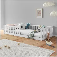 Idimex Bodenbett GUSTAVO mit Lattenrost und Rausfallschutz 90 x 190, Weiß – Montessori Kinderbett aus Massivholz, bodentiefes Einzelbett, sicherer Einstieg für Kinder, wechselseitiger Rausfallschutz