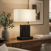 Idimex Tischlampe NANTU aus recyceltem Massivholz, Schwarz/Weiß - Tischleuchte mit rechteckigem Stoffschirm und Sockel aus Massivholz, skulpturales Design, ideal als Flurlampe oder Nachttischlampe