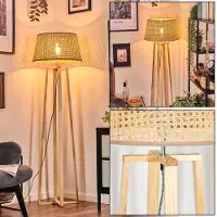 Hofstein Varoni Stehlampe mit Holzfuß und Schirm aus Rattan/Wienergeflecht