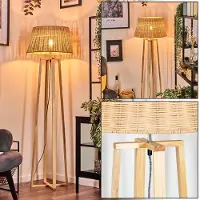 Hofstein Dello Stehlampe mit Holzfuß und Schirm aus Rattan