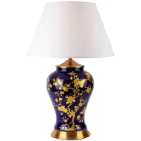 Casa Padrino Luxus Keramik Tischleuchte Blau / Gold / Weiß Ø 42 x H. 72 cm - Runde Keramik Schreibtischleuchte mit Lampenschirm - Luxus Keramik Leuchten