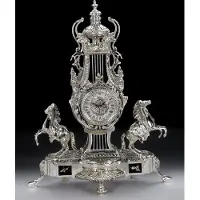 Casa Padrino Luxus Barock Tischuhr Silber / Schwarz 43 x H. 54 cm - Handgefertigte Bronze Uhr im Barockstil - Barock Schreibtischuhr - Barock Schreibtisch Deko - Barock Deko Accessoires