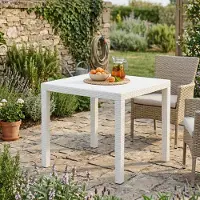 Dmora Gartentisch Agrigento, Quadratischer Gartentisch, feststehender Couchtisch in Rattan-Optik, 100 % Italy, 80x80h72 cm, Weiß