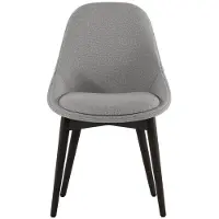 STONES Astrid Esszimmerstuhl mit Gestell aus massivem Walnussholz und hellgrau gepolstertem Sitz – modernes und elegantes Design