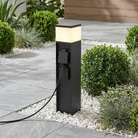 LumenXL Stehende Außenleuchte mit Steckdose Ute – schwarz, mit Diffusor und 2 Steckdosen
