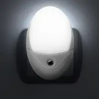 HomeShopXL Nachtlicht Steckdose Stecker Lampe - Weiß - Automatisch mit Tag/Nacht Sensor - Für Kinder/Erwachsene!