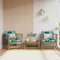 Markenlos Gartenstuhl aus Kiefernholz mit Kissen, Lamellenstruktur und stabiler Bauweise für Terrasse oder Hof