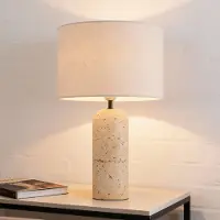 LumenXL Tischlampe Seraphina mit Leinenkap und Keramikfuß mit Travertin-Effekt