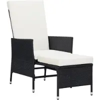 Markenlos Garten-Liegestuhl aus schwarzem Poly-Rattan mit Auflagen, pulverbeschichtetem Stahlgestell und Sitz- sowie Fußstützenkissen, 62 x 131 x 106 cm