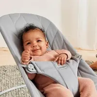 Markenlos BabyBjörn Babywippe Bliss, gewebt, mit Blütenblatt-Steppung, Hellgrau