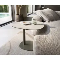 DELIFE Beistelltisch Edge Boot 60x60 cm Keramik Onyx Champagne Eleny Metall Effektfinish Titan