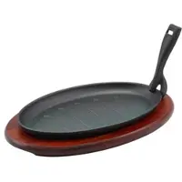 Genware Gusseiserne Servierpfanne mit Holz-Untersetzer - 27x18cm"