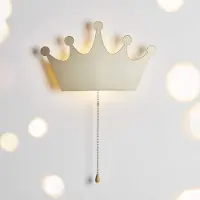 Lights4fun Goldene LED Krone aus Metall Wandleuchte Nachtlicht batteriebetrieben