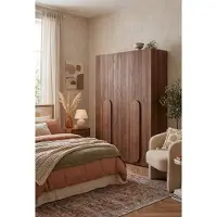 AX Living Omodeo Kleiderschrank 170 breit – Warmia-Nussbaum, abgerundete Griffe.