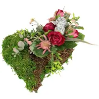 Otto Home Kunstblume "Kunstblumen-Gesteck mit Rosen und Engel auf Pflanz-Herz" Dekoratives Herzgesteck mit Rosenblüten und Engelfigur