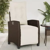 Markenlos Gartenstuhl aus wetterfestem PE-Rattan mit gepolsterten Kissen, verstellbarer Rückenlehne und Fußstütze, stabilem Stahlgestell sowie abnehmbaren Bezügen