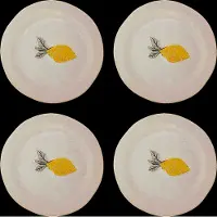 Bloomingville Ich hatte ein 4-teiliges Set gelber Teller.