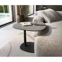 DELIFE Beistelltisch Edge Boot 60x60 cm Keramik Beton Grau Eleny Metall Schwarz