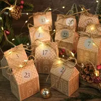 OEM Adventskalender zum Befüllen – 24 selbst gestaltbare Lebkuchenhäuser aus Karton – Inklusive Aufkleber und Juteband