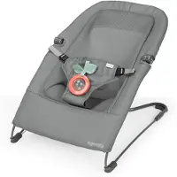 Ingenuity Stow & Go kompakte Falt Babywippe, leichter tragbarer Sitz mit Vibrati