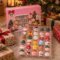 Traumheim Dumpling Squishy Adventskalender mit 24 Weihnachtsfiguren hinter nummerierten Türchen als Geschenk vor dem 1. Dezember