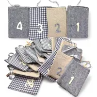 OCreon Adventskalender zum Befüllen – 24 Baumwollbeutel mit Filznummern und Juteband – Weihnachtskalender aus Stoff und Jute – 9x11 cm – Verschiedene Farben